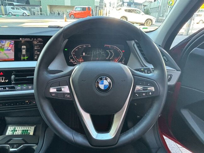 黒基調のかっこいいインパネ回り、擦れ等もない綺麗なハンドル！